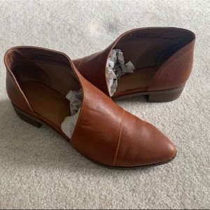 Universal Thread flats